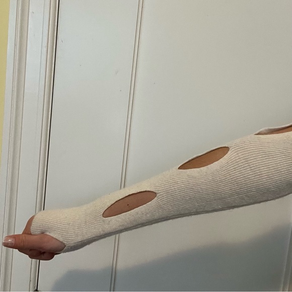 “Source Unknown” Off White Sleeve Cutout Sweater - Picture 5 of 5